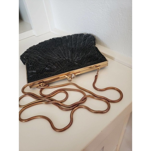 Beaded Clam Shell Style Talbot purse with gold chain - Picture 4 of 4